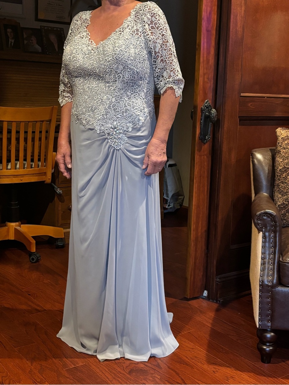Elegant Lace & Chiffon Evening Dress in Light Gray